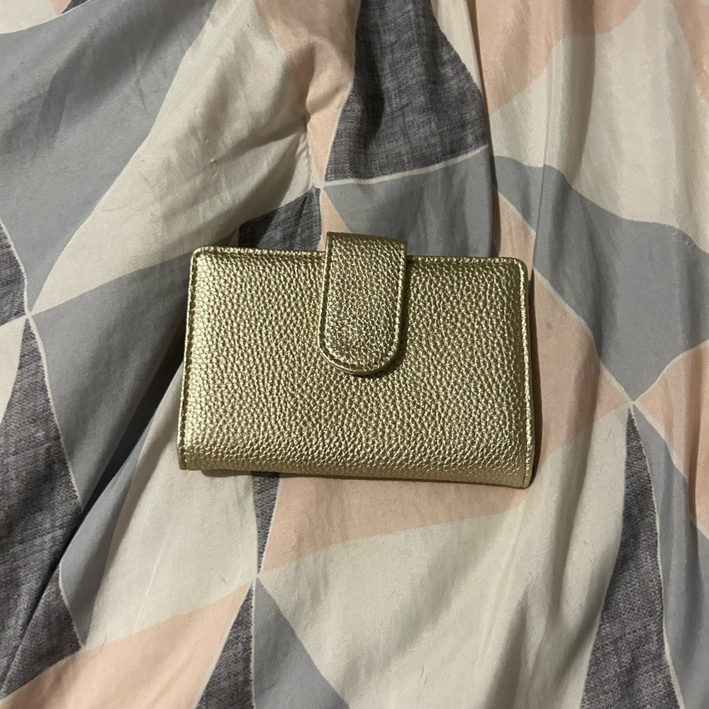 brand new wallet, never used just personally not for me!